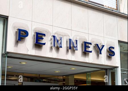 Cork, Irland – 14. Juli 2021: Das Schild für den Penneys-Laden in Cork Stockfoto