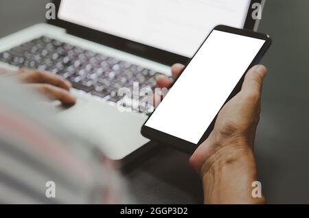 Mann Hand hält einen leeren Bildschirm mockup Smartphone Stockfoto