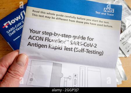 Schritt-für-Schritt-Anleitung für den lateralen Flow-Selbsttest des NHS Covid-19. Stockfoto