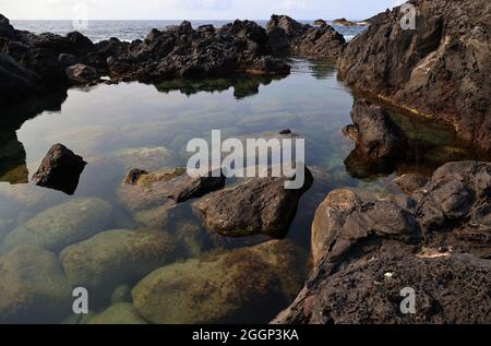 Naturpool an der Küste, Insel Graciosa, Azoren Stockfoto