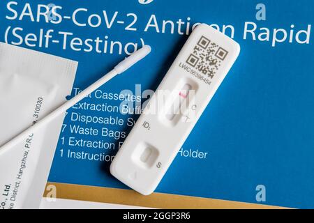 Negatives Covid-19-Ergebnis des Lateral Flow-Selbsttests. Stockfoto