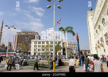 ÄGYPTEN, Kairo, Ramses-Bahnhof am Ramses-Platz / Ägypten, Kairo, Ramses-Platz, rechts Ramses Hauptbahnhof Stockfoto