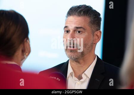 Richard Horatio Rick Kavanian bei der Premiere des Kinofilms Beckenrand Sherifff am 1. September 2021 im Münchner Arri Kino. * Richard Horatio Rick Kavanian bei der Premiere des Films Beckenrand Sheriff ( Pool Edge Sheriff ) am 1. September 2021 im Arri-Kino in München. (Foto: Alexander Pohl/Sipa USA) Quelle: SIPA USA/Alamy Live News Stockfoto