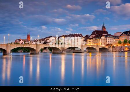 Blick auf die nächst gelegene gelegene Altstadt von Basel mit dem Basler Münster, der Martins Kirche, der Mittleren Brücke und dem Rhein Fluss Stockfoto