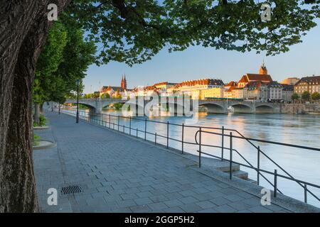 Blick auf die Altstadt von Basel mit dem Basler Münster, der Martins Kirche, der Mittleren Brücke und dem Rhein Fluss bei Sonnenaufgang Stockfoto