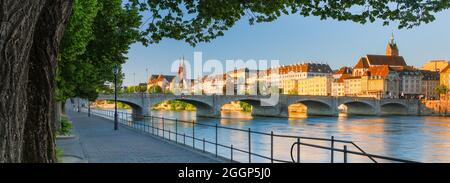 Blick auf die Altstadt von Basel mit dem Basler Münster, der Martins Kirche, der Mittleren Brücke und dem Rhein Fluss bei Sonnenaufgang Stockfoto