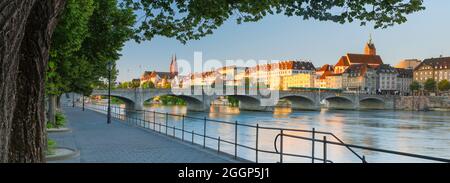 Blick auf die Altstadt von Basel mit dem Basler Münster, der Martins Kirche, der Mittleren Brücke und dem Rhein Fluss bei Sonnenaufgang Stockfoto