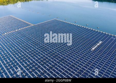 Panorama-Luftaufnahme der schwimmenden Solarzellen-Plattform auf dem schönen See erneuerbare alternative Strom Energie Stockfoto