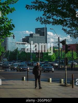 BUKAREST, RUMÄNIEN - 13. Mai 2021: Ein wunderschöner Sommer mit hellen Blautönen am Himmel Stockfoto