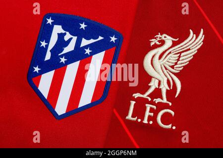 Nahaufnahme des Vereinswappens von Atletico Madrid und Liverpool FC. Stockfoto