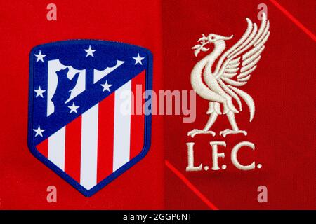 Nahaufnahme des Vereinswappens von Atletico Madrid und Liverpool FC. Stockfoto