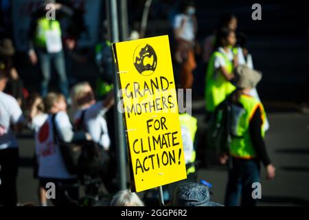 MELBOURNE, AUSTRALIEN - 21. Mai 2021: Der Protestler gegen den Klimawandel hält ein Schild mit X auf dem Umweltprotest der Studenten in Melbourne. Stockfoto