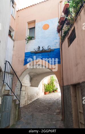 ORGOSOLO, ITALIEN - 20. Aug 2020: Eine vertikale Aufnahme eines schönen bunten kreativen Wandbildes eines Bootes im Meer an der Wand Stockfoto