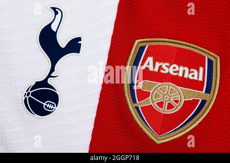 Nahaufnahme des Vereinswappens von Arsenal & Tottenham. Stockfoto