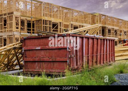 Beladener Müllcontainer eine Bauhausrenovierung mit Bauschutt Müllcontainer Stockfoto