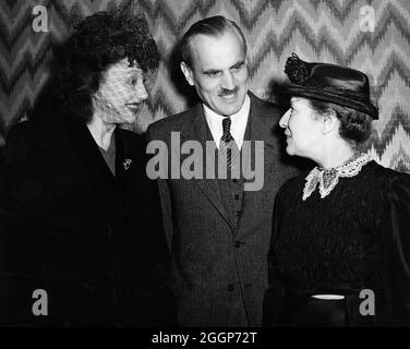 Die in Österreich geborene Physikerin Lise Meitner (1878-1968), rechts, mit der Schauspielerin Katherine Cornell und dem Physiker Arthur H. Compton am 6. Juni 1946, als Meitner und Cornell von der Nationalen Konferenz der Christen und Juden Preise erhielten. Meitner entdeckte die Kernspaltung zusammen mit Otto Hahn, wurde aber übersehen, als sie Hahn 1944 den Nobelpreis für Chemie verliehen. Ihr Beitrag wurde formell anerkannt, als sie 1966 den Fermi-Preis erhielt. Stockfoto