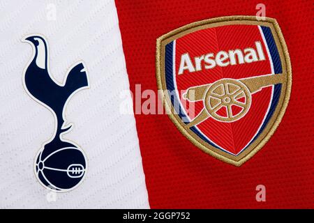 Nahaufnahme des Vereinswappens von Arsenal & Tottenham. Stockfoto