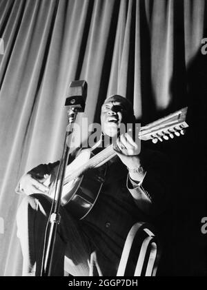 Portrait of Leadbelly, National Press Club, Washington, DC, circa zwischen 1938 und 1948. Stockfoto