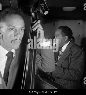 Porträt von Charlie Parker, Tommy Potter, und Max Roach, und drei Deuces in New York, NY, um Aug Stockfoto