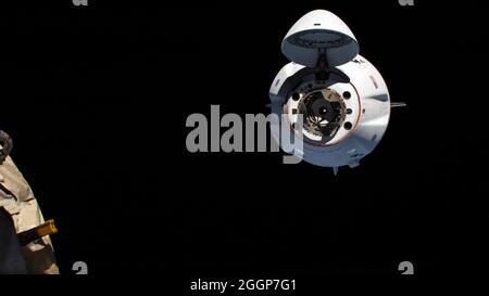 Die SpaceX Crew Dragon Endeavour nähert sich der Internationalen Raumstation am 24. April 2021. Stockfoto