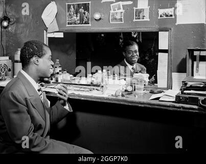 Louis Armstrong in seiner Umkleidekabine, Aquarium Jazz Club, New York, NY, ca. Juli 1946. Stockfoto