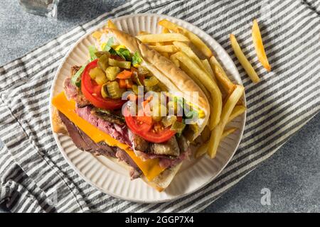 Hausgemachtes Chicago Jim Shoe Roast Beef Sandwich mit Gyro Fleisch und Giardiniera Stockfoto