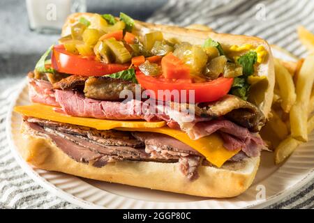 Hausgemachtes Chicago Jim Shoe Roast Beef Sandwich mit Gyro Fleisch und Giardiniera Stockfoto