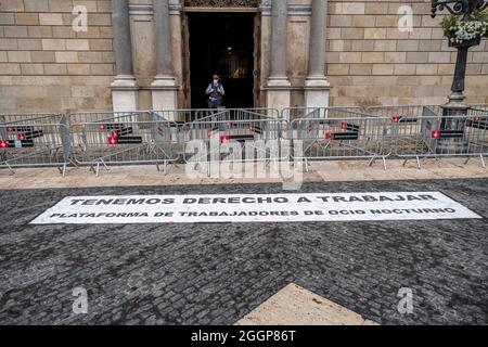 Barcelona, Spanien. September 2021. Vor der Tür des Palastes des Regierungssitzes von Katalonien ist ein großes Transparent zu sehen, auf dem steht, dass wir das Recht haben zu arbeiten.am zweiten Tag des Hungerstreiks auf der Plaza Sant Jaume von Geschäftsleuten und Nachtlebens-Arbeitern nach dem TSJC (Oberster Gerichtshof von Katalonien) bestätigte die Argumente der Generalitat de Catalunya, das Nachtleben wegen der sogenannten fünften Welle von Covid geschlossen zu halten. Kredit: SOPA Images Limited/Alamy Live Nachrichten Stockfoto