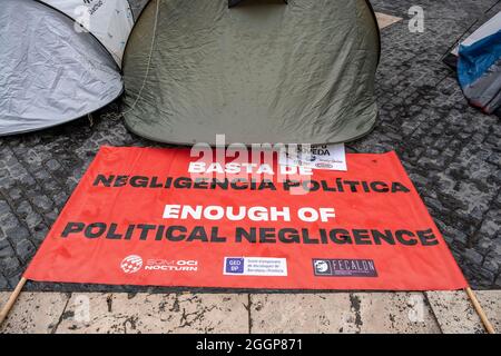 Barcelona, Spanien. September 2021. Während eines Streiks auf der Plaza de Sant Jaume wird auf dem Boden neben den Zelten ein Banner mit der Forderung nach einer günstigen politischen Reaktion auf die Eröffnung von Nachtclubs gezeigt.am zweiten Tag des Hungerstreiks auf der Plaza Sant Jaume durch Geschäftsleute und Nachtlebender nach dem TSJC (Oberster Gerichtshof von Katalonien) bestätigte die Argumente der Generalitat de Catalunya, das Nachtleben wegen der sogenannten fünften Welle von Covid19 geschlossen zu halten. Kredit: SOPA Images Limited/Alamy Live Nachrichten Stockfoto