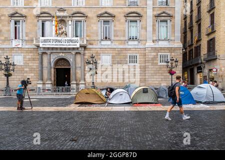 Barcelona, Spanien. September 2021. Zelten, die während eines Hungerstreiks auf der Plaza de Sant Jaume eingerichtet wurden.Zweiter Tag des Hungerstreiks auf der Plaza Sant Jaume durch Geschäftsleute und Nachtlebender nach dem TSJC (Supreme Court of Justice of Catalonia) Bestätigt die Argumente der Generalitat de Catalunya, das Nachtleben wegen der sogenannten fünften Welle von Covid geschlossen zu halten. Kredit: SOPA Images Limited/Alamy Live Nachrichten Stockfoto