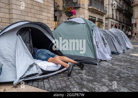 Barcelona, Spanien. September 2021. Einer der Camper wird während eines Streiks auf der Plaza de Sant Jaume im Zelt liegen sehen.der zweite Tag des Hungerstreiks auf der Plaza Sant Jaume wurde von Geschäftsleuten und Nachtlebens-Arbeitern nach dem TSJC (Supreme Court of Justice of Catalonia) durchgeführt. Bestätigte die Argumente der Generalitat de Catalunya, das Nachtleben wegen der sogenannten fünften Welle von Covid19 geschlossen zu halten. Kredit: SOPA Images Limited/Alamy Live Nachrichten Stockfoto