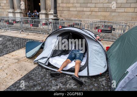 Barcelona, Spanien. September 2021. Einer der Camper wird während eines Streiks auf der Plaza de Sant Jaume im Zelt liegen sehen.der zweite Tag des Hungerstreiks auf der Plaza Sant Jaume wurde von Geschäftsleuten und Nachtlebens-Arbeitern nach dem TSJC (Supreme Court of Justice of Catalonia) durchgeführt. Bestätigte die Argumente der Generalitat de Catalunya, das Nachtleben wegen der sogenannten fünften Welle von Covid19 geschlossen zu halten. Kredit: SOPA Images Limited/Alamy Live Nachrichten Stockfoto