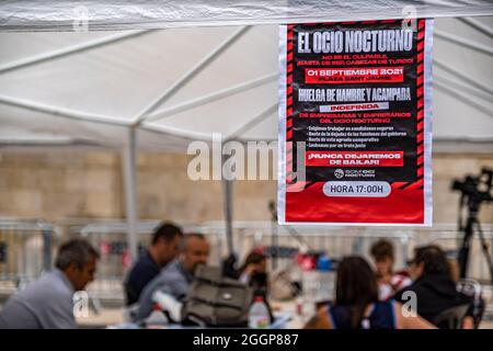 Barcelona, Spanien. September 2021. Ein Plakat, das zu einem unbefristeten Hungerstreik aufruft, ist im Zelt der Streikorganisatoren angebracht.der zweite Tag des Hungerstreiks auf der Plaza Sant Jaume wurde von Geschäftsleuten und NachtarbeiterInnen nach dem TSJC (Supreme Court of Justice of Catalonia) Bestätigte die Argumente der Generalitat de Catalunya, das Nachtleben wegen der sogenannten fünften Welle von Covid19 geschlossen zu halten. Kredit: SOPA Images Limited/Alamy Live Nachrichten Stockfoto