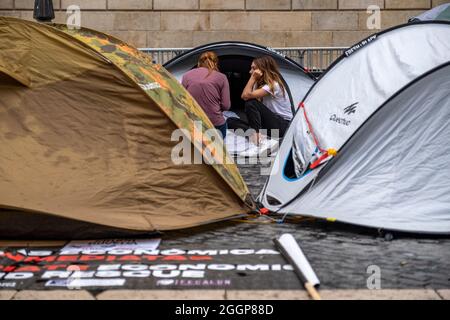 Barcelona, Spanien. September 2021. Streikende werden in den Zelten gesehen, die während eines Streiks auf der Plaza de Sant Jaume installiert wurden.Zweiter Tag des Hungerstreiks auf der Plaza Sant Jaume von Geschäftsleuten und Nachtlebenlern nach dem TSJC (Supreme Court of Justice of Catalonia) Bestätigte die Argumente der Generalitat de Catalunya, das Nachtleben wegen der sogenannten fünften Welle von Covid19 geschlossen zu halten. Kredit: SOPA Images Limited/Alamy Live Nachrichten Stockfoto