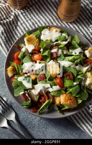 Gesunder Bio-BLT-Speck-Salat mit Salat und Tomate Stockfoto