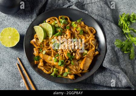Hausgemachte asiatische Chicken Pad Thai mit Limette und Erdnüssen Stockfoto