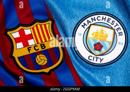 Nahaufnahme des Manchester City & Barcelona Clubwappens. Stockfoto