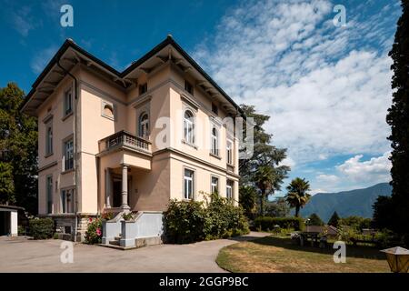 Villa aus der Zeit mit großem Garten um sie an einem sonnigen Sommertag Stockfoto