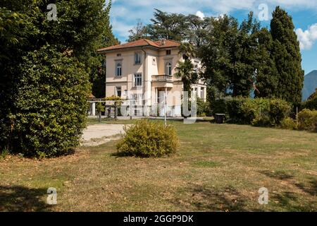 Große und alte Villa mit großem Garten um sie an einem sonnigen Sommertag Stockfoto