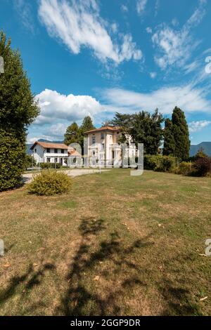 Große und alte Villa mit großem Garten um sie an einem sonnigen Sommertag Stockfoto