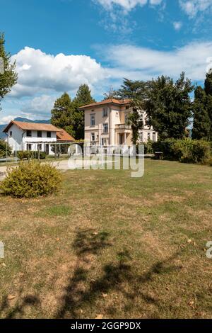 Große und alte Villa mit großem Garten um sie an einem sonnigen Sommertag Stockfoto