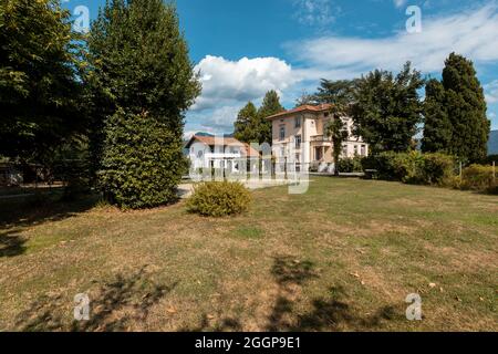 Große und alte Villa mit großem Garten um sie an einem sonnigen Sommertag Stockfoto