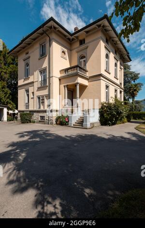 Große und alte Villa mit großem Garten um sie an einem sonnigen Sommertag Stockfoto