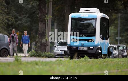 Magdeburg, Deutschland. September 2021. Der französische Minibus EZ10, ein autonom fahrender Shuttle-Bus, fährt durch die Altstadt von Magdeburg. Mit bis zu 15 Stundenkilometern fährt ab Freitag das intelligente Elektro-Shuttle „Elbi“ durch Magdeburg. Bis Ende des Jahres pendeln die sechs Sitze umfassenden Minibusse auf einer vorprogrammierten Strecke zwischen der Seumstraße in der Altstadt und dem Stadtpark. Quelle: Ronny Hartmann/dpa/Alamy Live News Stockfoto