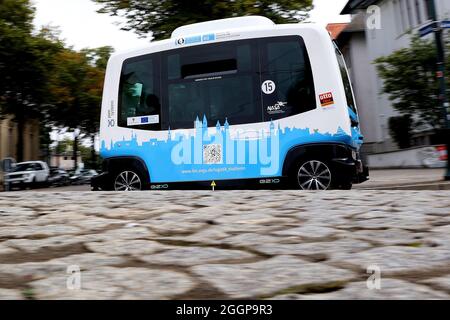 Magdeburg, Deutschland. September 2021. Der französische Minibus EZ10, ein autonom fahrender Shuttle-Bus, fährt durch die Altstadt von Magdeburg. Mit bis zu 15 Stundenkilometern fährt ab Freitag das intelligente Elektro-Shuttle „Elbi“ durch Magdeburg. Bis Ende des Jahres pendeln die sechs Sitze umfassenden Minibusse auf einer vorprogrammierten Strecke zwischen der Seumstraße in der Altstadt und dem Stadtpark. Quelle: Ronny Hartmann/dpa/Alamy Live News Stockfoto