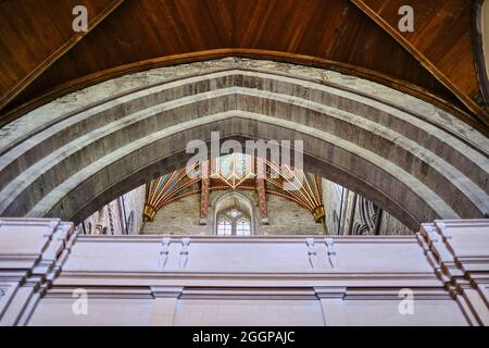 Die St. David's Cathedral in St. David's, Pembrokeshire, Wales zeigt die Innenarchitektur und das zentrale Turmgewölbe. Stockfoto