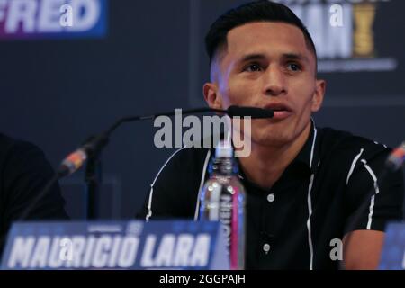 Leeds, Großbritannien. September 2021. The Queens Hotel, Leeds, West Yorkshire, 2. September 2021 Mauricio Lara während einer Medienpressekonferenz vor seinem Rückkampf gegen Josh Warrington am Samstag im Emerald Headingley Stadium in Leeds. Kredit: Touchlinepics/Alamy Live Nachrichten Stockfoto