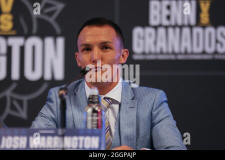 Leeds, Großbritannien. September 2021. The Queens Hotel, Leeds, West Yorkshire, 2. September 2021 Josh Warrington während einer Medienpressekonferenz vor seinem Rückkampf gegen Mauricio Lara am Samstag im Emerald Headingley Stadium in Leeds. Kredit: Touchlinepics/Alamy Live Nachrichten Stockfoto