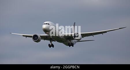 Vistara Boeing 787 Dreamliner VT-TSD über die endgültige Annäherung an den Flughafen London-Heathrow LHR Stockfoto