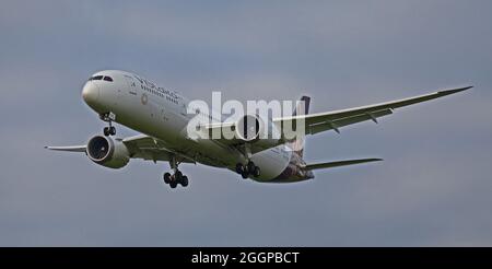 Vistara Boeing 787 Dreamliner VT-TSD über die endgültige Annäherung an den Flughafen London-Heathrow LHR Stockfoto